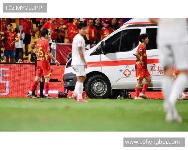 长沙足球场上突发悲剧年轻球员猝死引发社会关注与反思